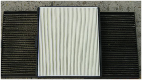 (사진설명) 자동차 마스크인 차내 필터를 1년 동안 사용하여 검게 오염된 상태(좌·우)와 신품 필터(가운데) 비교