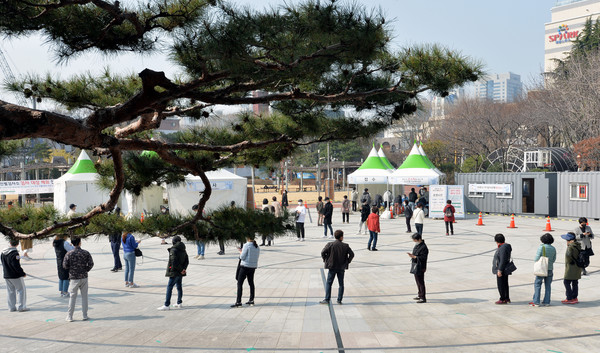 대구 지역 코로나19 확진자가 5명으로 집계된 15일 오전 대구 중구 국채보상운동기념공원에 마련된 임시선별검사소에서 시민들이 검사를 받기 위해 줄 서 기다리고 있다. 2021.03.15 / 사진=[뉴시스]