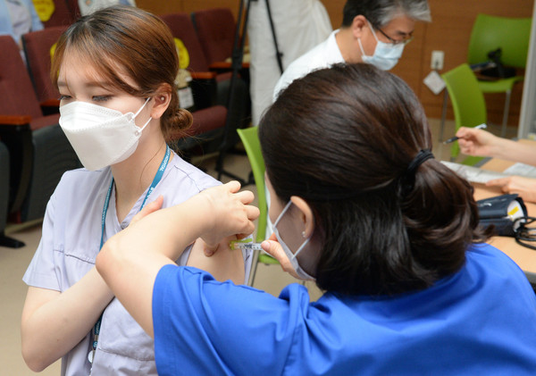 울산지역 코로나19 화이자 백신 접종이 시작된 16일 오전 동구 울산대학교병원 음압병실 간호사 이소영(26)씨가 병원 강당에서 지역 1호로 백신을 접종받고 있다. 2021.03.16 / 사진=[뉴시스]