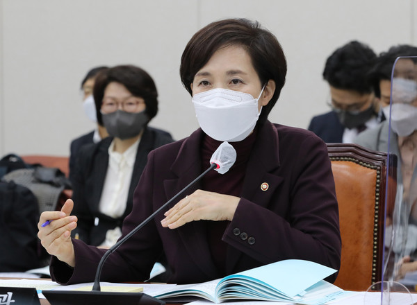 유은혜 사회부총리 겸 교육부장관이 16일 오전 서울 여의도 국회 교육위원회 전체회의에 출석해 의원들의 질의에 답하고 있다. 2021.03.16 / 사진=[뉴시스]