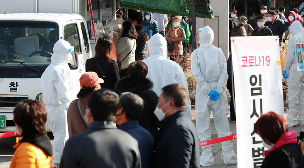 16일 오전 서울 구로구 구로역 광장 코로나19 임시선별검사소에 외국인근로자 등이 검사를 받고 있다. 2021.03.16 / 사진=[뉴시스]