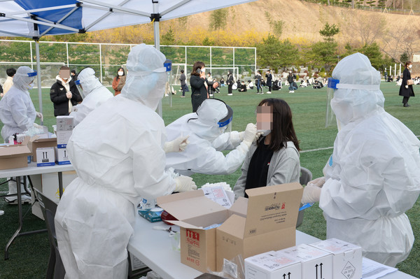 울산 동구 중학교 학생이 코로나19 확진 판정을 받은 17일 오전 해당 중학교 선별진료소에서 이 학교 학생들이 코로나19 검사를 받고 있다. 2021.03.17 / 사진=[뉴시스]