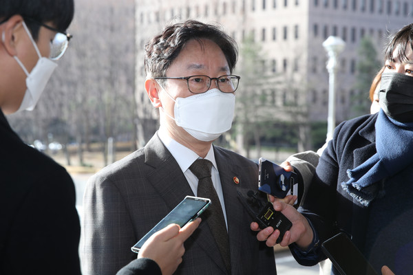 박범계 법무부 장관이 17일 경기 과천시 법무부 청사로 출근하며 취재진의 질문에 답하고 있다. 2021.03.17 / 사진=[뉴시스]