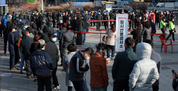 16일 오전 서울 구로구 구로역 광장 코로나19 임시선별검사소에 외국인근로자 등이 검사를 받기 위해 선별검사소 운영시간 전부터 줄지어 대기하고 있다. 2021.03.16 / 사진=[뉴시스]