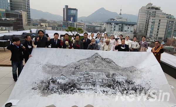 르프랑루프탑 오프닝 퍼포먼스, 한빛단 한복 모델, 한국화가 권용 화백, 인사아트프라자 관계자들이 기념촬영을 하고 있다(사진=정경호 기자)