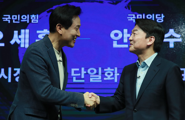 오세훈 국민의힘 서울시장 후보와 안철수 국민의당 서울시장 후보가 15일 오후 서울 영등포구 더플러스 스튜디오에서 열린 단일화 비전발표회를 마친 후 악수하고 있다. 2021.03.15 / 사진=[뉴시스]
