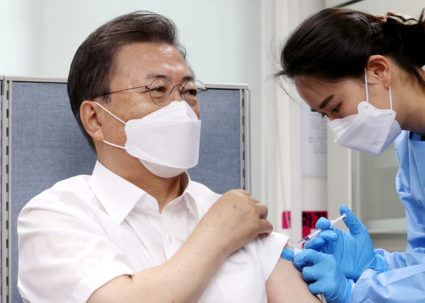 문재인 대통령이 23일 오전 서울 종로구보건소에서 아스트라제네카(AZ)사의 코로나19 백신을 접종하고 있다. 2021.03.23 / 사진=[뉴시스]