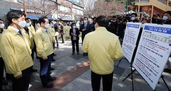 정세균 국무총리가 22일 오후 서울 구로구 구로역 광장에 설치된 코로나19 임시선별검사소를 찾아 이성 구로구청장으로부터 방역현장 관련 상황 보고를 듣고 있다. 2021.03.22 / 사진=[뉴시스]