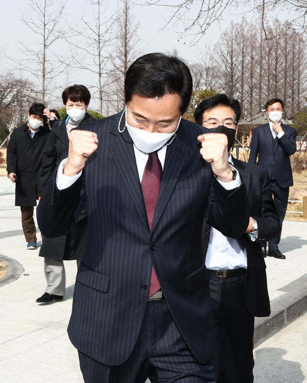 서울시장 보궐선거 범야권 단일 후보로 선출된 오세훈 국민의힘 후보가 23일 서울 여의도 국회 소통관에서 기자회견을 마친 후 두 주먹을 불끈 쥐고 있다.2021.03.23 / 사진=[공동취재사진]
