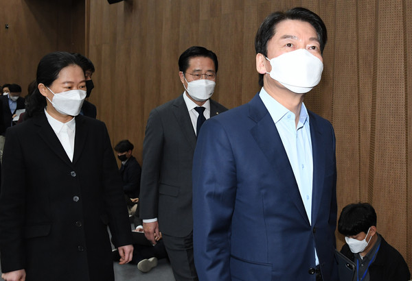 안철수 국민의당 서울시장 보궐선거 후보가 23일 서울 여의도 국회 소통관으로단일화 결과 발표 관련 기자회견을 위해 들어오고 있다.2021.03.23 / 사진=[공동취재사진]