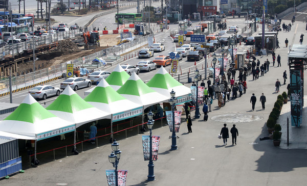 코로나19 신규 확진자가 346명이 발생해 일주일 만에 일일 확진자 수가 300명대로 내려온 23일 오후 서울 중구 서울역광장에 마련된 코로나19 중구임시선별검사소에서 시민들이 검사를 받기 위해 줄 서 있다. 2021.03.23 / 사진=[뉴시스]