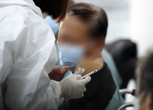 23일 오전 광주 북구 신안동 한 요양병원에서 의료진이 65세 이상 입소자에게 코로나19 백신을 접종하고 있다.2021.03.23 / 사진=[광주 북구 제공]