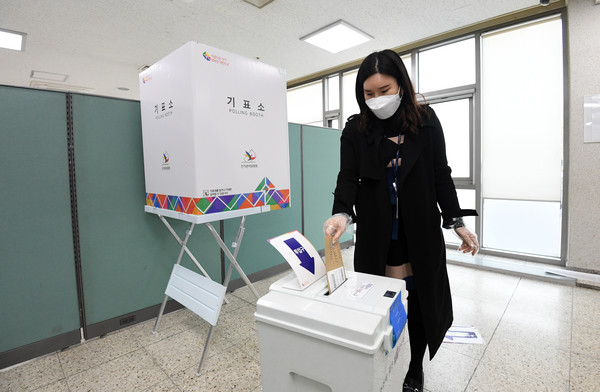 서울시 선거관리위원회 직원이 23일 오후 서울 중구 서울유스 호스텔 생활치료센터에서 코로나19 확진자를 대상으로 설치된 특별사전투표소를 방문해 사전투표 모의 훈련을 진행하고 있다.2021.03.23 / 사진=[공동취재사진]