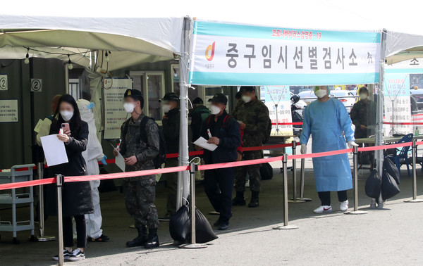 코로나19 신규 확진자가 346명이 발생해 일주일 만에 일일 확진자 수가 300명대로 내려온 23일 오후 서울 중구 서울역광장에 마련된 코로나19 중구임시선별검사소에서 시민들이 검사를 받기 위해 줄 서 있다. 2021.03.23 / 사진=[뉴시스]