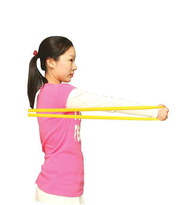 고무줄을 활용한 스트레칭2(사진제공=힘찬병원)