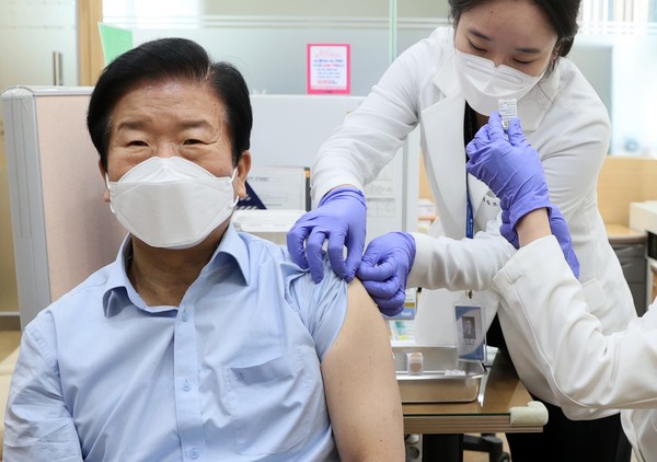 박병석 국회의장이 25일 오전 서울 영등포구 보건소에서 아스트라제네카(AZ) 코로나19 백신 예방접종을 받았다.2021.03.25 / 사진=[국회의장실 제공]