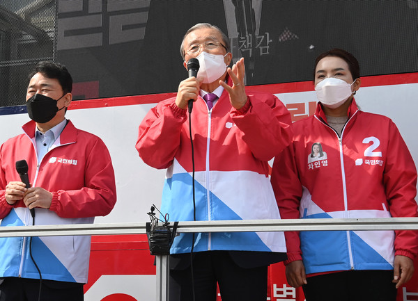 김종인(가운데) 국민의힘 비대위원장이 26일 오전 서울 영등포구 도림신협 앞에서 열린 오세훈 서울시장 후보 지원 유세에서 지지를 호소 하고 있다. 2021.03.26 / 사진=[국회사진기자단]