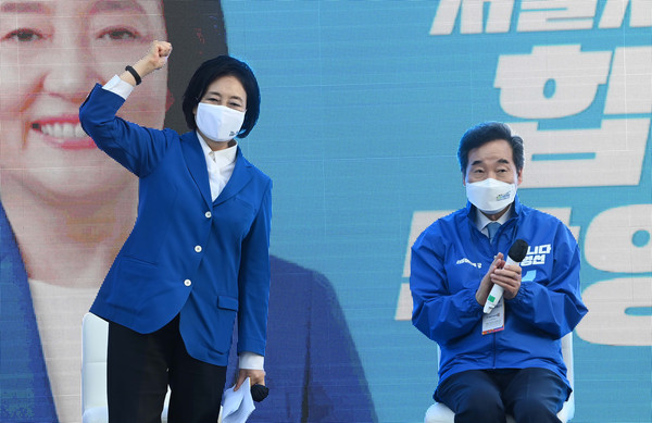 더불어민주당 박영선 서울시장 후보와 이낙연 상임선거대책위원장이 25일 서울 영등포구 영등포 타임스퀘어 광장에서 열린 토크유세에 앞서 지지자들에게 인사를 하고 있다. 2021.03.25 / 사진=[국회사진기자단]