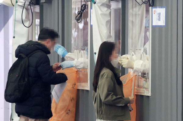 코로나19 신규 확진자가 494명으로 집계된 26일 오전 서울 중구 서울역광장에 마련된 코로나19 중구임시선별검사소에서 시민들이 검사를받고 있다. 2021.03.26 / 사진=[뉴시스]