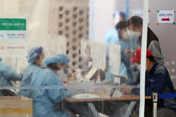 중앙방역대책본부에 따르면 0시 기준 신규 코로나19 확진자가 430명으로 집계된 25일 서울 마포보건소 선별진료소에서 직원들이 검사 업무를 하고 있다. 누적 확진자는 지난해 1월 20일 국내 첫 확진자가 발생한 지 1년 2개월 만에 10만명을 넘었다. 2021.03.25 / 사진=[뉴시스]