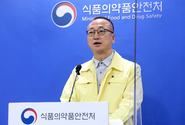 김상봉 식품의약품안전처 바이오생약국장이 29일 오전 충북 청주 식약처에서 얀센사의 코로나19 백신 검증 자문단 회의결과를 발표하고 있다. 2021.03.29 / 사진=[뉴시스]