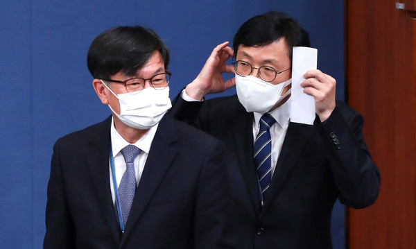 이호승(오른쪽) 신임 청와대 정책실장이 18일 오후 청와대 춘추관 브리핑룸에서 인사말을 마친 후 김상조 전 정책실장과 자리를 바꾸고 있다. 2021.03.18 / 사진=[뉴시스]