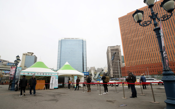 코로나19 신규 확진자가 384명으로 집계된 29일 서울 중구 서울역광장에 마련된 코로나19 중구임시선별검사소에서 시민들이 검사를 받기 위해 줄 서 있다. 2021.03.29 / 사진=[뉴시스]