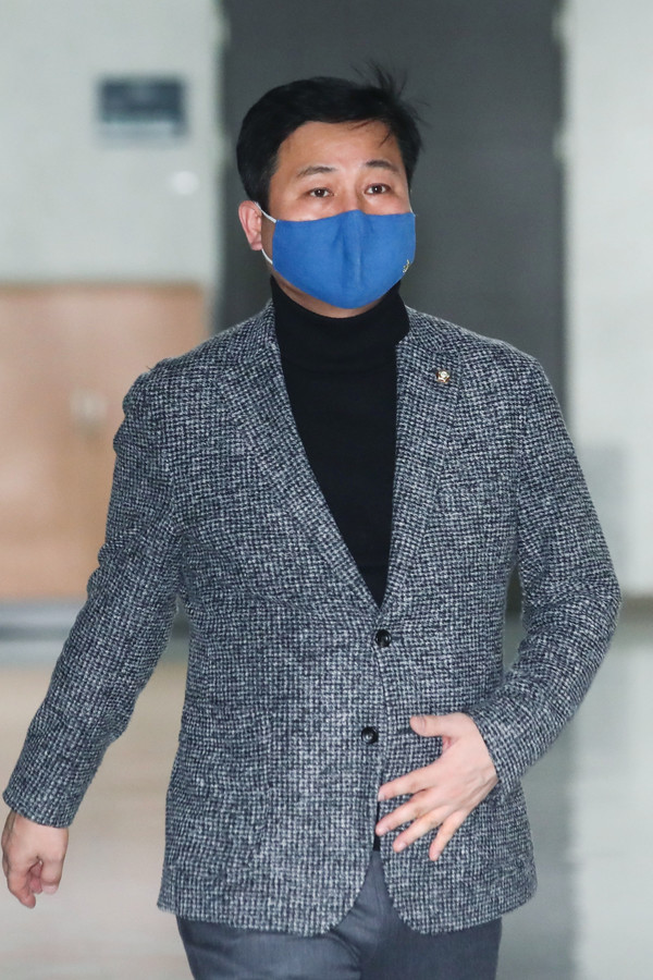 더불어민주당 김영배 의원이 3일 오후 서울 여의도 국회 의원회관 이낙연 대표 사무실에서 열린 비공개 최고위원회의에 참석하고 있다. 2021.03.30 / 사진=[공동취재사진]