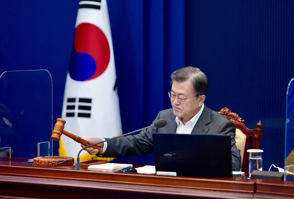 문재인 대통령이 30일 오전 청와대 여민관에서 열린 제14회 국무회의에 참석해 의사봉을 두드리고 있다. 2021.03.30 / 사진=[뉴시스]