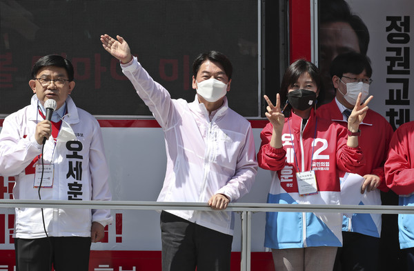 안철수 국민의당 대표가 31일 오후 서울 마포구 경의선숲길공원 인근에서 열린 순회 인사 및 유세에서 오세훈 국민의힘 서울시장 후보 지지를 호소하고 있다. 2021.03.31 / 사진=[국회사진기자단]