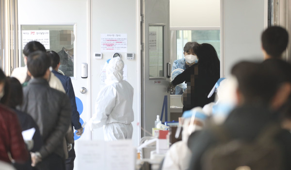 코로나19 신규 확진자가 506명 발생한 31일 서울 동대문구 선별진료소에서 사람들이 코로나19 검사를 위해 줄지어 대기하고 있다. 질병관리청 중앙방역대책본부(방대본)에 따르면 이날 0시 기준 누적 확진자는 전날 0시 이후 506명이 증가한 10만3088명이다. 2021.03.31 / 사진=[뉴시스]