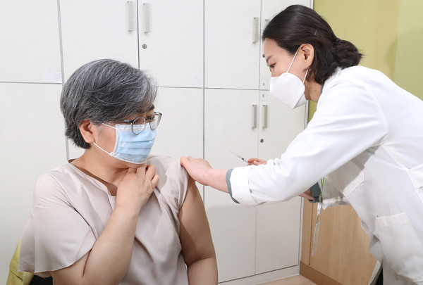 정은경 질병관리청장이 1일 오전 충북 청주 흥덕보건소에서 아스트라제테카 코로나19 백신을 접종받고 있다.2021.04.01 / 사진=[공동취재사진]