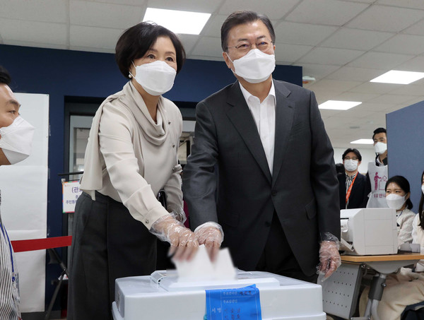 문재인 대통령과 김정숙 여사가 2일 오전 서울시 종로구 삼청동 주민센터에 마련된 2021재·보궐선거 사전투표소에서 투표를 하고 있다. 2021.04.02 / 사진=[뉴시스]
