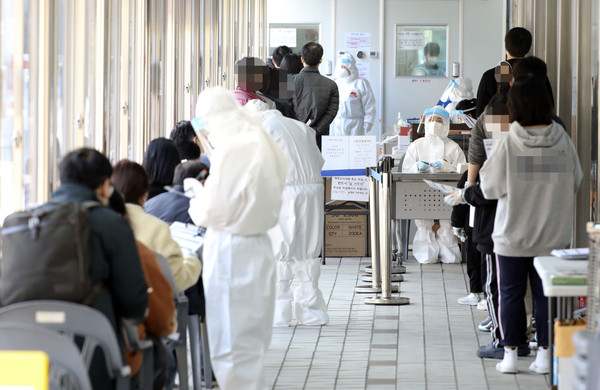 코로나19 신규 확진자가 506명 발생한 31일 서울 동대문구 선별진료소에서 사람들이 코로나19 검사를 위해 줄지어 대기하고 있다. 질병관리청 중앙방역대책본부(방대본)에 따르면 이날 0시 기준 누적 확진자는 전날 0시 이후 506명이 증가한 10만3088명이다. 2021.03.31 /사진=[뉴시스]