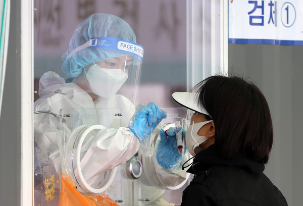 코로나19 신규 확진자가 이틀 연속 500명을 넘어선 1일 오전 서울 중구 서울역 광장 코로나19 중구 임시선별검사소에서 의료진이 검체를 채취하고 있다. 2021.04.01 / 사진=[뉴시스]