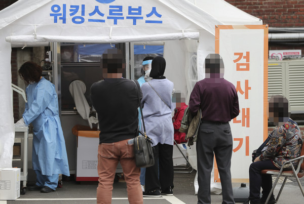 코로나19 신규 확진자 558명 발생하며 3일 연속 500명 이상을 기록하고 있는 2일 오후 서울 중구 국립중앙의료원 코로나19 선별진료소에서 사람들이 코로나19 검사를 받고 있다. 2021.04.02 / 사진=[뉴시스]