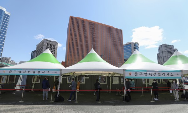 5일째 코로나19 신규 확진자가 500명대로 집계된 4일 서울 중구 서울역 광장 코로나19 중구 임시선별검사소에서 시민들이 검사를 기다리고 있다. 2021.04.04 / 사진=[뉴시스]