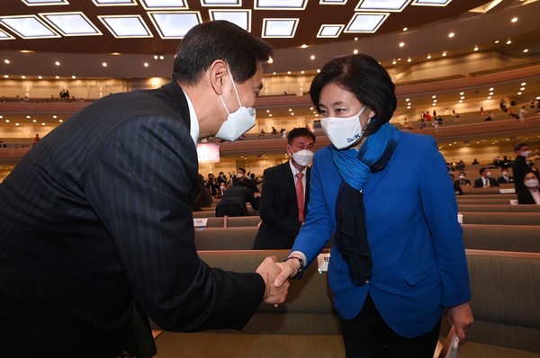 박영선 더불어민주당 서울시장 후보와 오세훈 국민의힘 서울시장 후보가 4일 서울 서초구 사랑의교회에서 열린 '2021 한국교회 부활절 연합예배'에 참석해 인사하고 있다. 2021.04.04 / 사진=[국회사진기자단]