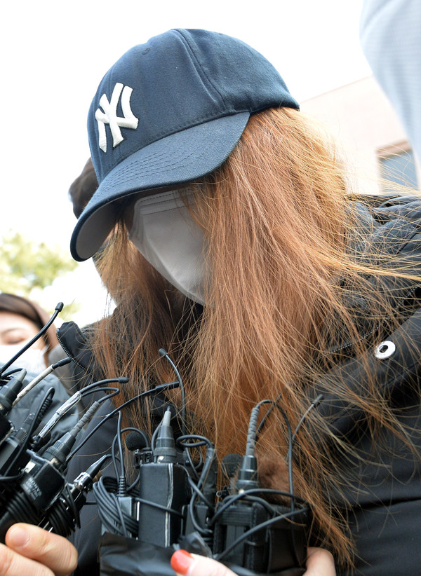 구미 3세 여아 친모로 알려진 '외할머니' B씨가 11일 오전 대구지법 김천지원에서 열린 영장실질심사를 마친 후 법정에서 나오고 있다. 2021.03.11 / 사진=[뉴시스]