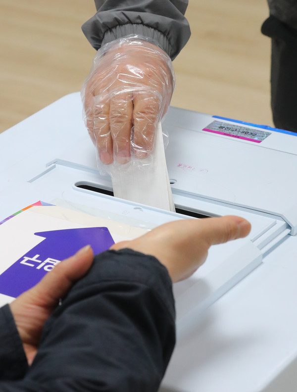 시민들이 3일 오전 서울 광진구 자양3동 사전투표소에서 사전투표를 하고 있다. 2021.04.03 / 사진=[뉴시스]