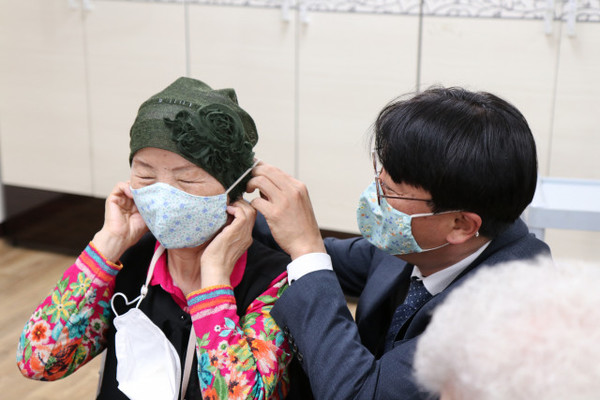 해피기버는 국가유공자 후손 어르신들과 함께 미혼모 아기 수면조끼 기부 캠페인을 진행했다