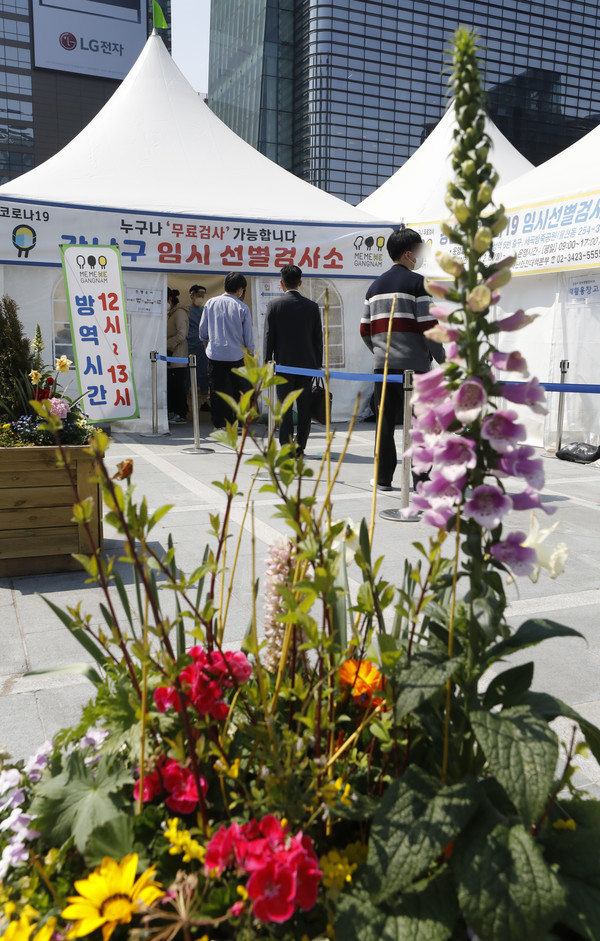 0시 기준 코로나19 일일 신규 확진자가 478명으로 집계된 6일 서울 삼성역 임시선별검사소를 찾은 시민이 줄을 서고 있다. 2021.04.06 / 사진=[뉴시스]