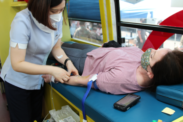 헌혈에 참여하는 미군 장병 가족