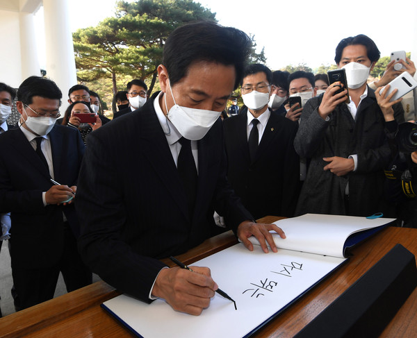 제38대 서울특별시장에 당선된 오세훈 시장이 8일 오전 서울 동작구 국립서울현충원 참배를 마치고 방명록을 적고 있다. 2021.04.08 / 사진=[국회사진기자단]