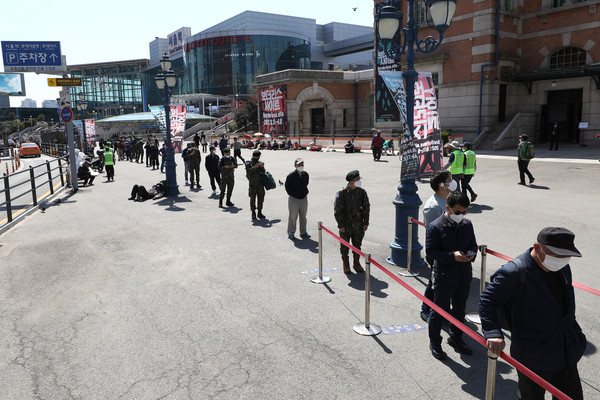코로나19 신규 확진자가 석 달 만에 700명대를 기록한 8일 서울 중구 서울역 광장 코로나19 중구 임시선별검사소에서 시민들이 검사를 기다리고 있다. 2021.04.08 / 사진=[뉴시스]