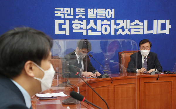 도종환 더불어민주당 비상대책위원장이 9일 서울 여의도 국회에서 오영환, 장철민, 장경태, 이소영, 전용기 의원 등 2030의원들과 간담회를 하고 있다.2021.04.09 / 사진=[공동취재사진]