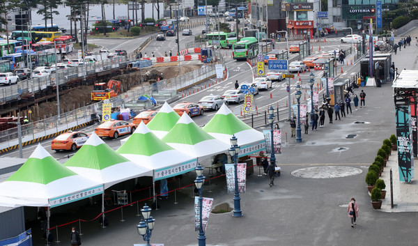 코로나19 신규 확진자가 542명으로 집계된 13일 오전 서울 중구 서울역광장에 마련된 코로나19 중구임시선별검사소에서 시민들이 검사를 받기 위해 줄 서 있다. 2021.04.13 / 사진=[뉴시스]