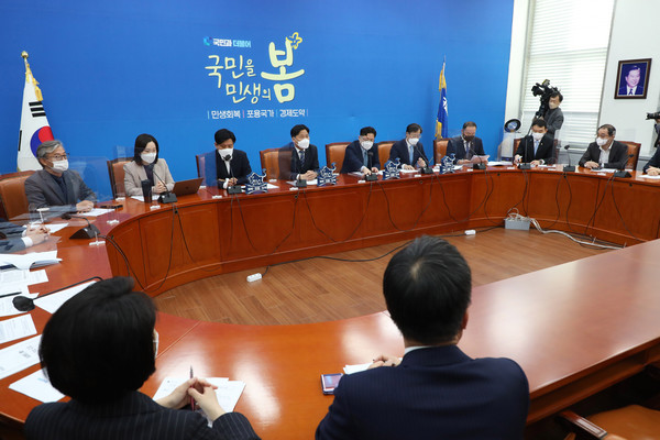 김영진 더불어민주당 원내대표 직무대행이 13일 서울 여의도 국회에서 열린 원내대책회의에서 발언을 하고 있다.2021.04.13 / 사진=[공동취재사진]