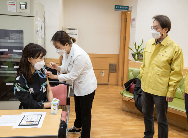 조희연 서울시 교육감이 13일 오전 서울 서대문구 연희동 서대문구 보건소에서 홍제초등학교 보건교사 심연주 씨의 접종을 지켜보고 있다. 2021.04.13 / 사진=[공동취재사진]