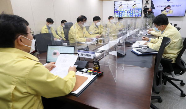 권덕철 중앙재난안전대책본부 1차장(보건복지부 장관)이 14일 오전 정부세종청사에서 열린 코로나19 대응 중대본 회의에서 모두발언을 하고 있다. 2021.04.14 / 사진=[뉴시스]